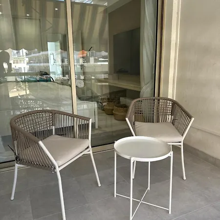 Luxurious 3bedroom 2 Bath 110 M Adjoining Martinez Beachfront Apartment *