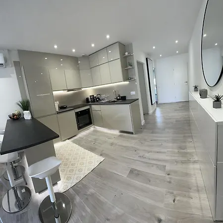 Luxueux 110m Colle Au Prestigieux Le Martinez 아파트